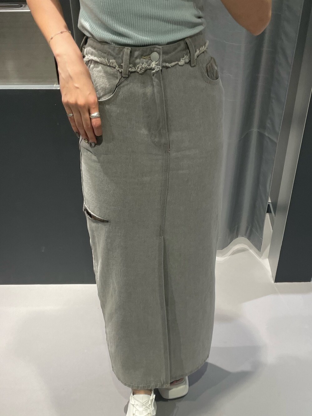 ブルー系のTシャツ/カットソー、グレー系のデニムスカート、ホワイト系のサンダルを着用したレディースの夏コーディネートの6枚目の写真