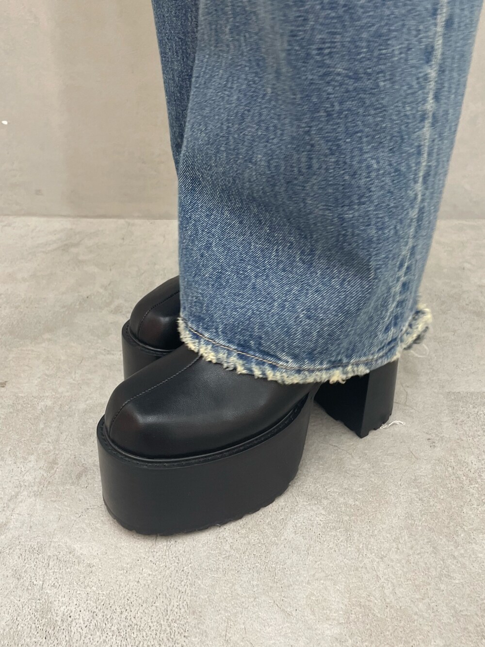 ホワイト系のニット/セーター、ブルー系のデニムパンツ、ブラック系のショルダーバッグを着用したレディースの夏コーディネートの9枚目の写真