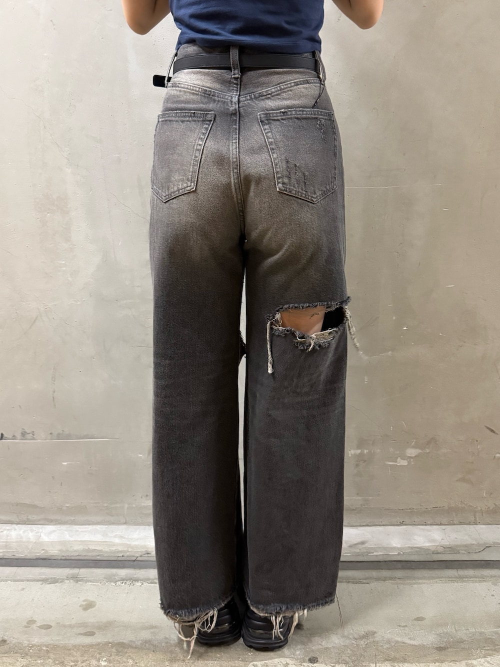 ブルー系のTシャツ/カットソー、ブラック系のデニムパンツ、ブラック系のサンダルを着用したレディースの夏コーディネートの8枚目の写真