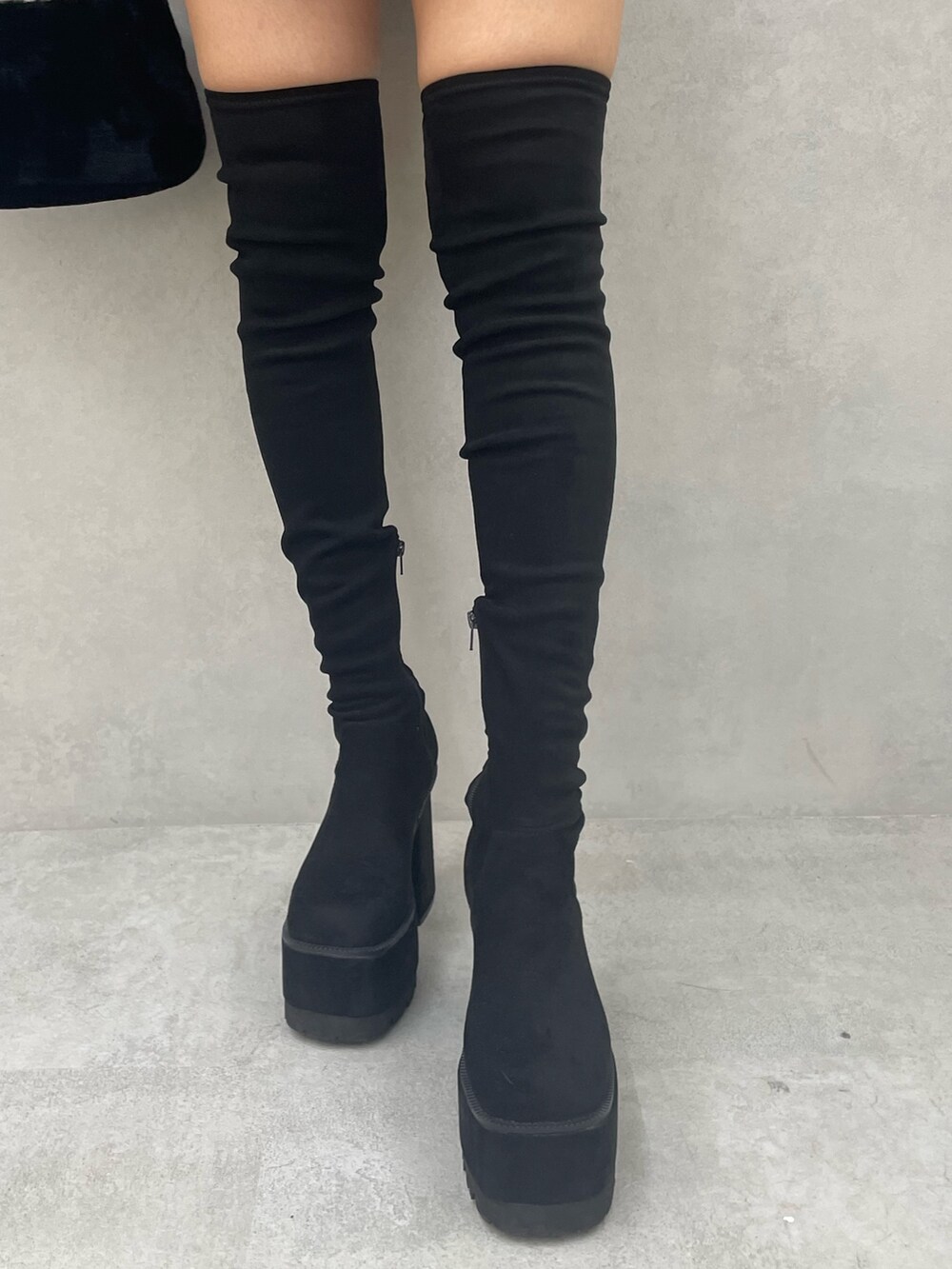 ブラック系のニット/セーター、ブラウン系のその他パンツ、ブラック系のショルダーバッグを着用したレディースの冬コーディネートの8枚目の写真