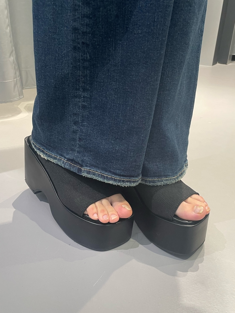 その他のTシャツ/カットソー、ブルー系のデニムパンツ、ブラック系のサンダルを着用したレディースの春コーディネートの10枚目の写真