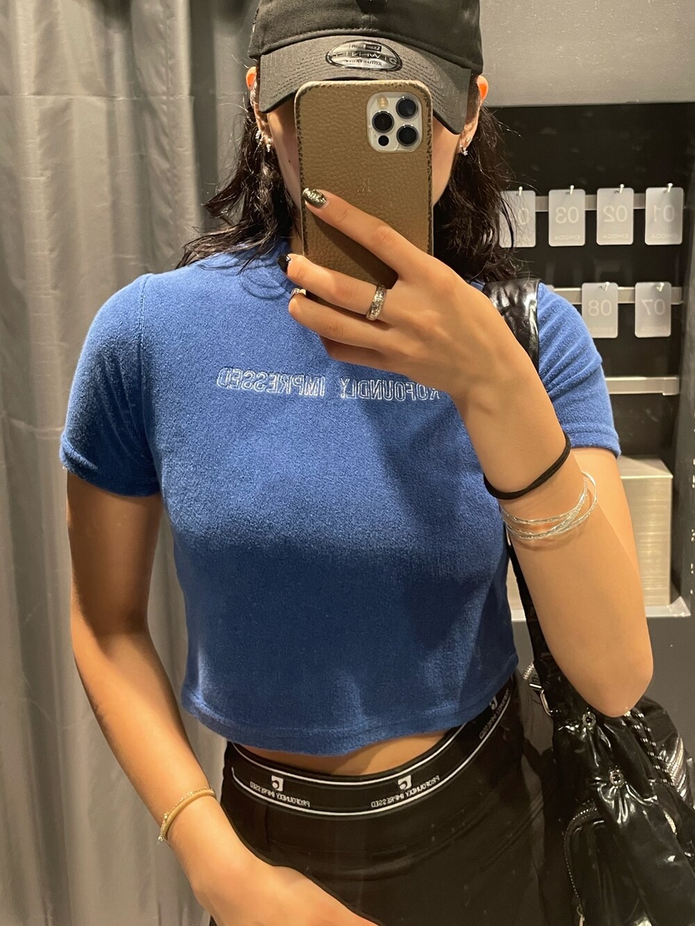 ブルー系のTシャツ/カットソー、ブラック系のデニムパンツ、ブラック系のサンダルを着用したレディースの夏コーディネートの4枚目の写真