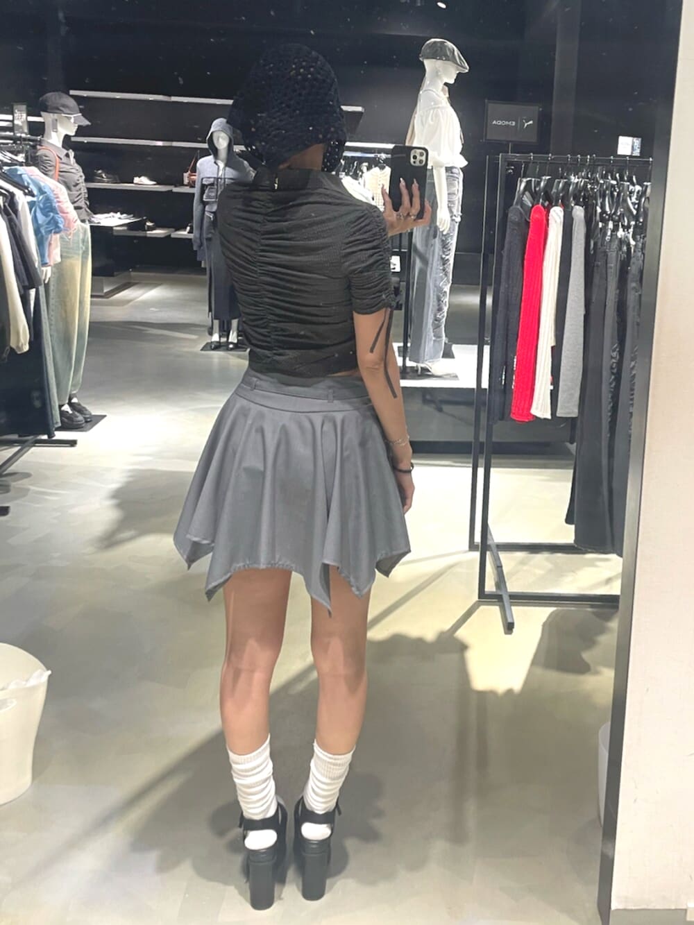 ブラック系のサンダル、グレー系のスカート、ブラック系のシャツ/ブラウスを着用したレディースの春コーディネートの3枚目の写真