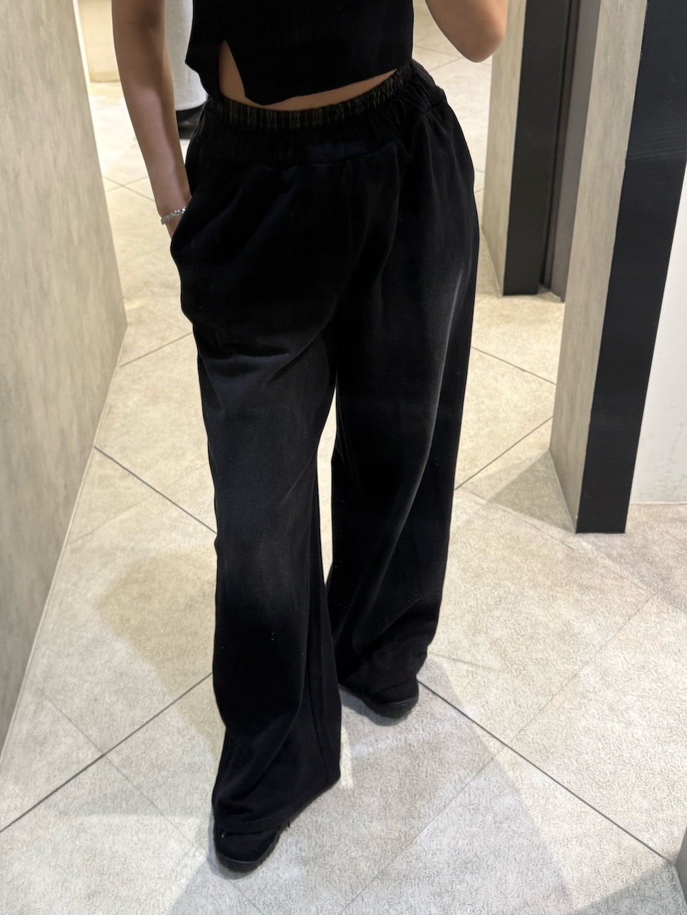 ブラック系のニット/セーター、ブラック系のスウェットパンツ、ブラック系のスニーカーを着用したレディースの春コーディネートの6枚目の写真