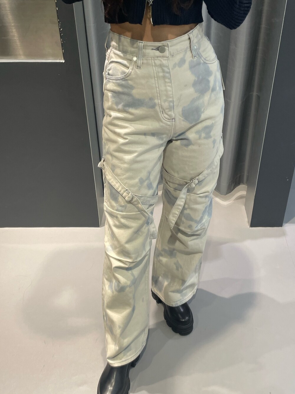 ブラック系のシャツ/ブラウス、ホワイト系のデニムパンツ、ブラック系のブーツを着用したレディースの春コーディネートの5枚目の写真