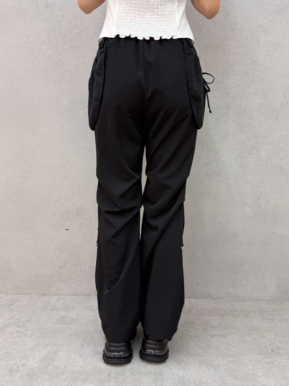 ブラック系のTシャツ/カットソー、ブラック系のサンダル、ブラック系のTシャツ/カットソーを着用したレディースの夏コーディネートの9枚目の写真