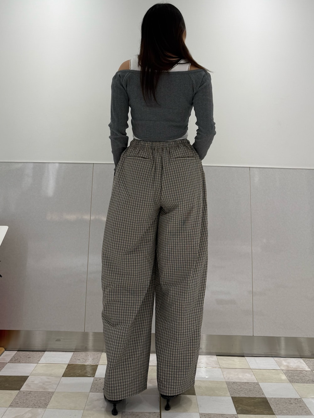 グレー系のTシャツ/カットソー、ベージュ系のその他パンツ、ブラック系のスニーカーを着用したレディースの春コーディネートの3枚目の写真