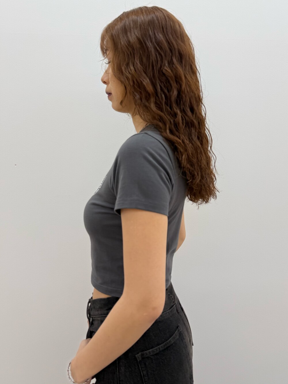 グレー系のTシャツ/カットソー、ブラック系のデニムパンツ、ブラック系のサンダルを着用したレディースの夏コーディネートの5枚目の写真