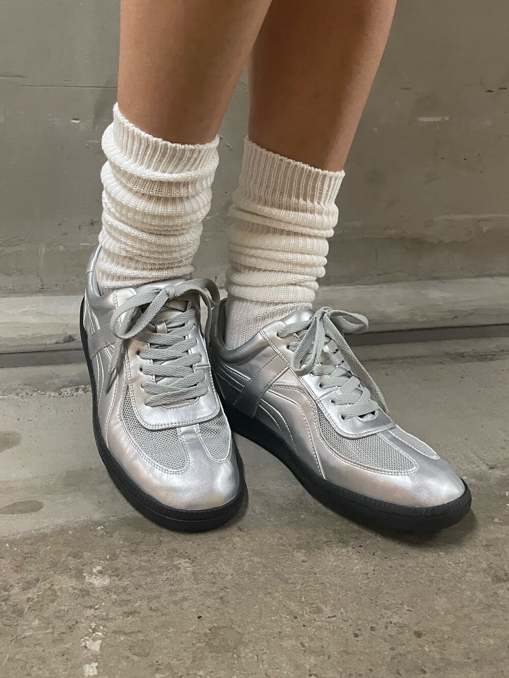 ブラック系のTシャツ/カットソー、ブラック系のTシャツ/カットソー、ブラック系のデニムパンツを着用したレディースの春コーディネートの9枚目の写真