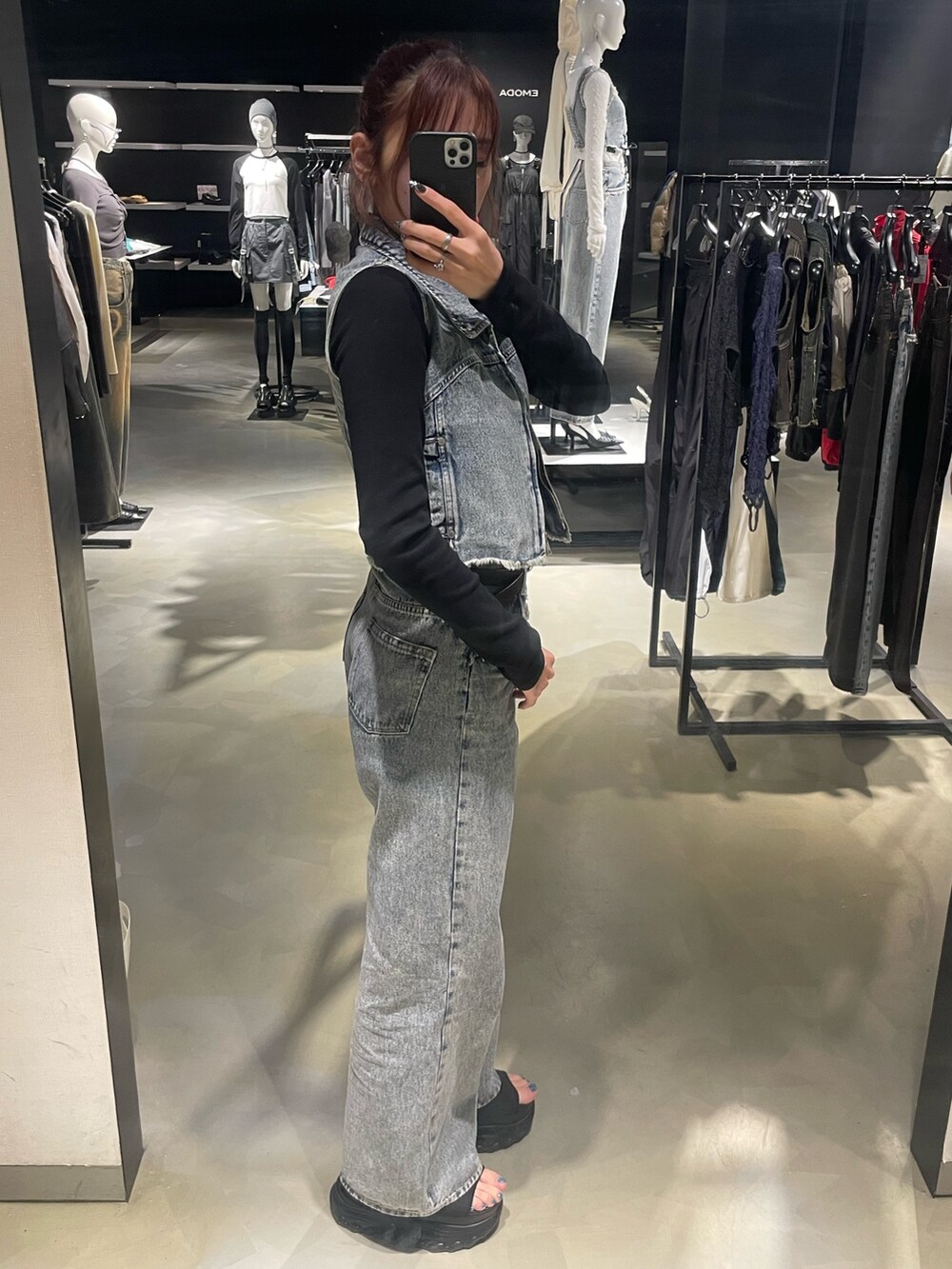 ブラック系のTシャツ/カットソー、ブルー系のベスト、ブルー系のデニムパンツを着用したレディースの春コーディネートの2枚目の写真