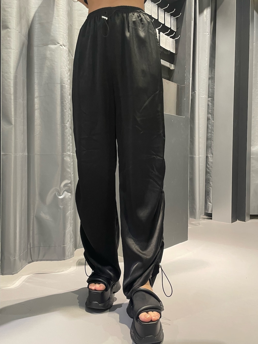 ホワイト系のTシャツ/カットソー、ブラック系のその他パンツ、ブラック系のサンダルを着用したレディースの春コーディネートの7枚目の写真