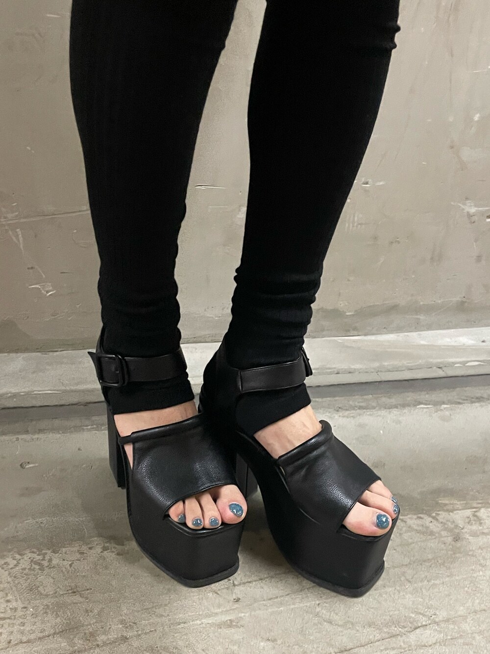 グレー系のシャツ/ブラウス、ブラック系のスカート、ブラック系のサンダルを着用したレディースの春コーディネートの8枚目の写真