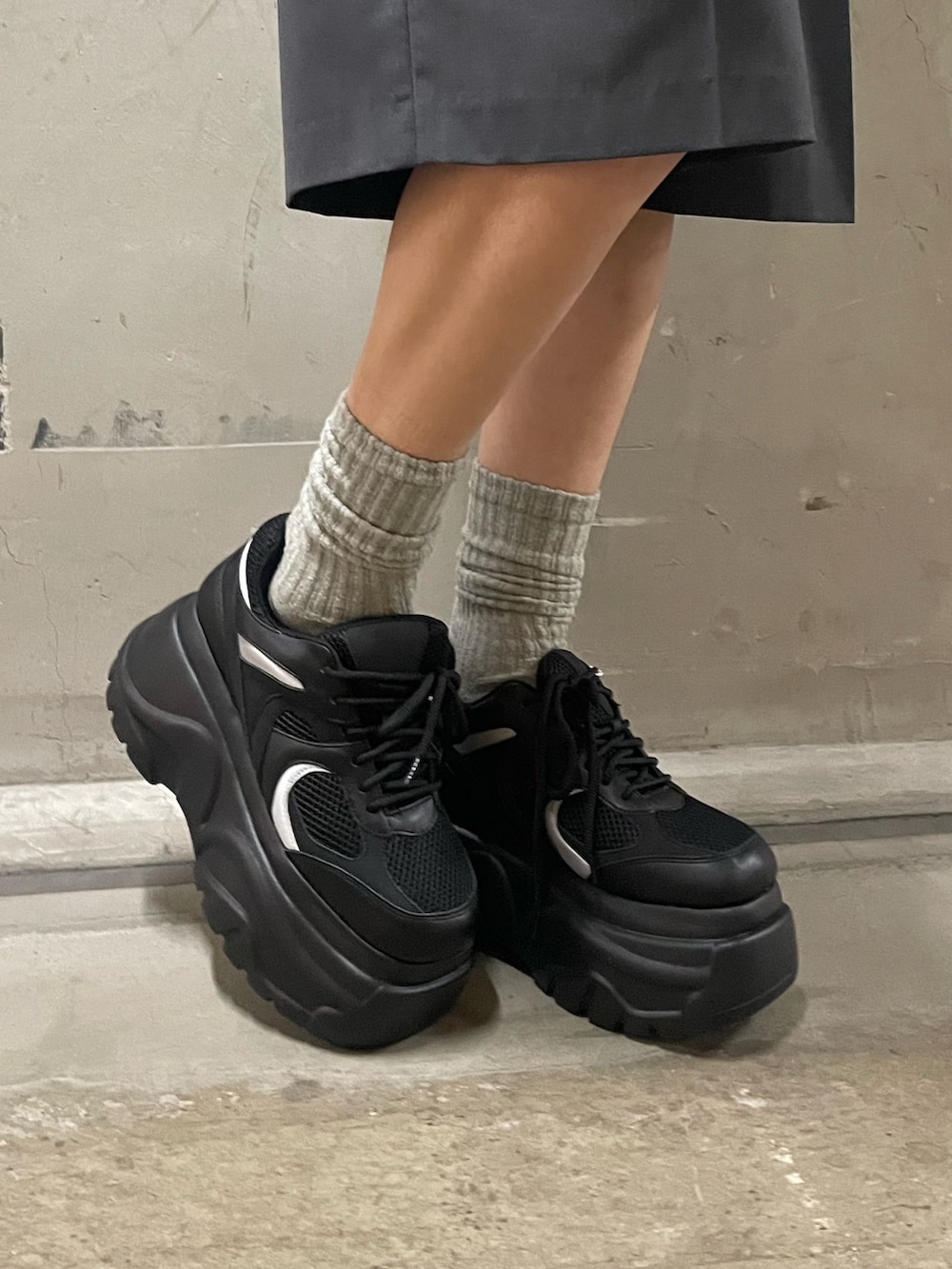 ブラック系のTシャツ/カットソー、グレー系のその他パンツ、ブラック系のスニーカーを着用したレディースの春コーディネートの10枚目の写真