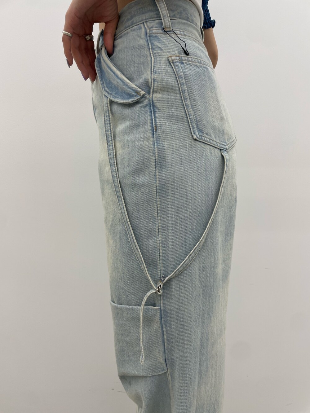 グレー系のTシャツ/カットソー、ブルー系のデニムパンツ、ホワイト系のサンダルを着用したレディースの夏コーディネートの8枚目の写真