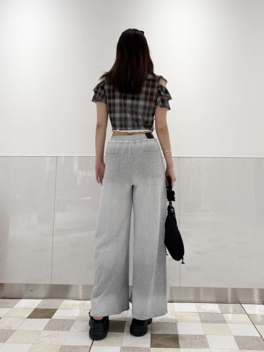 ブラック系のサンダル、グレー系のスウェットパンツ、ブラウン系のTシャツ/カットソーを着用したレディースの夏コーディネートの3枚目の写真