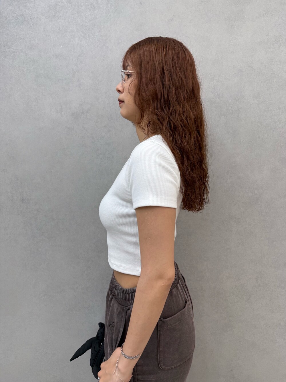 ホワイト系のTシャツ/カットソー、ブラウン系のスウェットパンツ、ブラック系のハンドバッグを着用したレディースの夏コーディネートの5枚目の写真