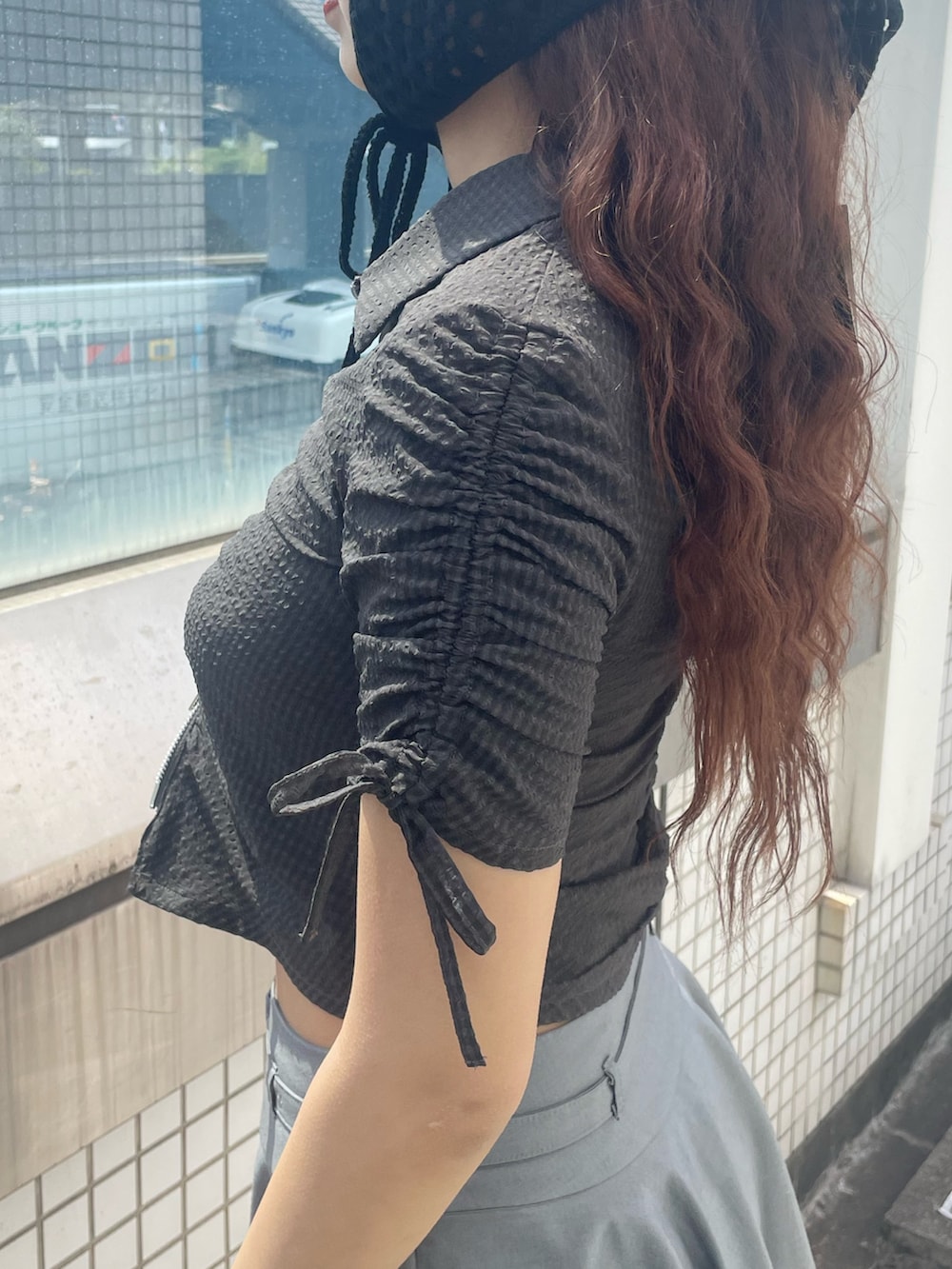 ブラック系のシャツ/ブラウス、ブラック系のデニムパンツ、ブラック系のハンドバッグを着用したレディースの春コーディネートの5枚目の写真