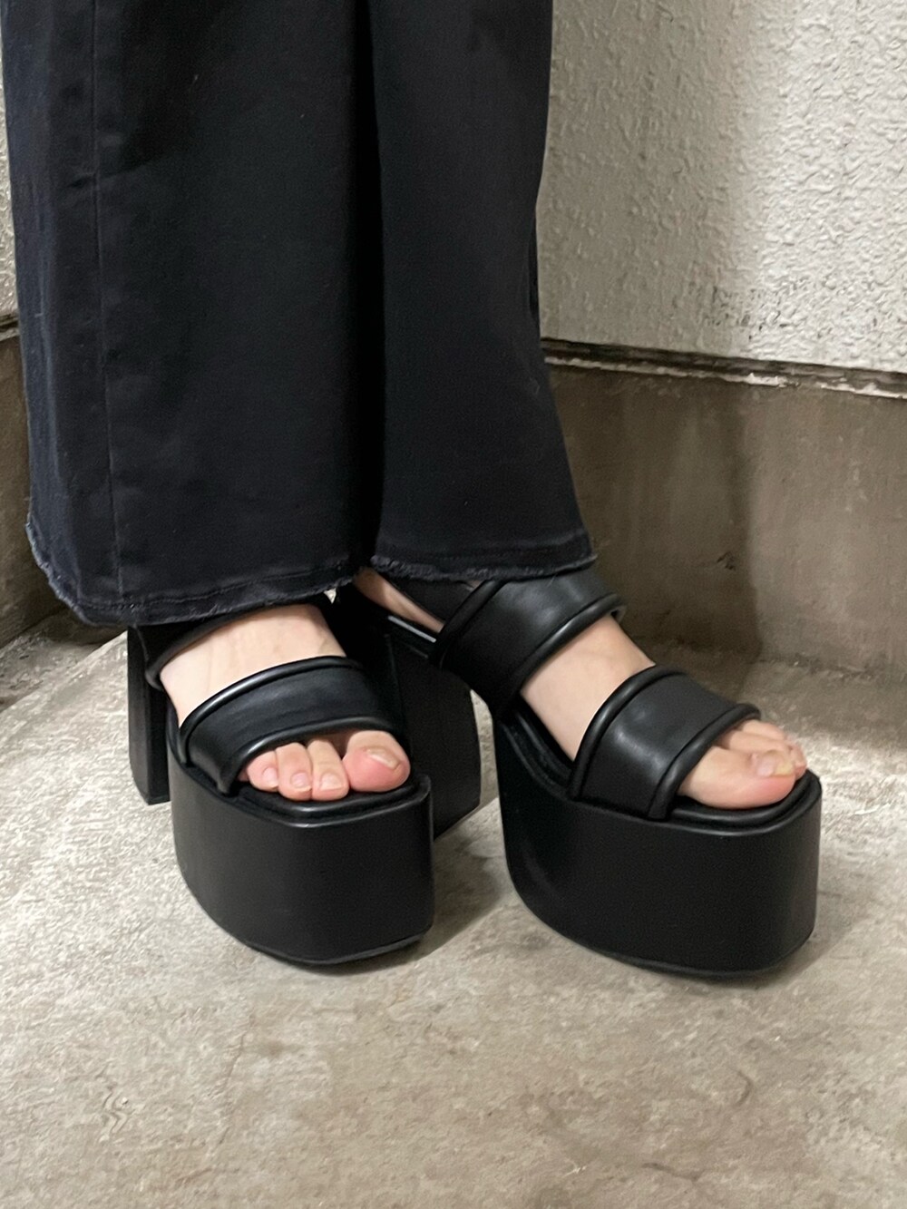 ベージュ系のシャツ/ブラウス、ブラック系のサロペット/オーバーオール、ブラック系のサンダルを着用したレディースの春コーディネートの9枚目の写真