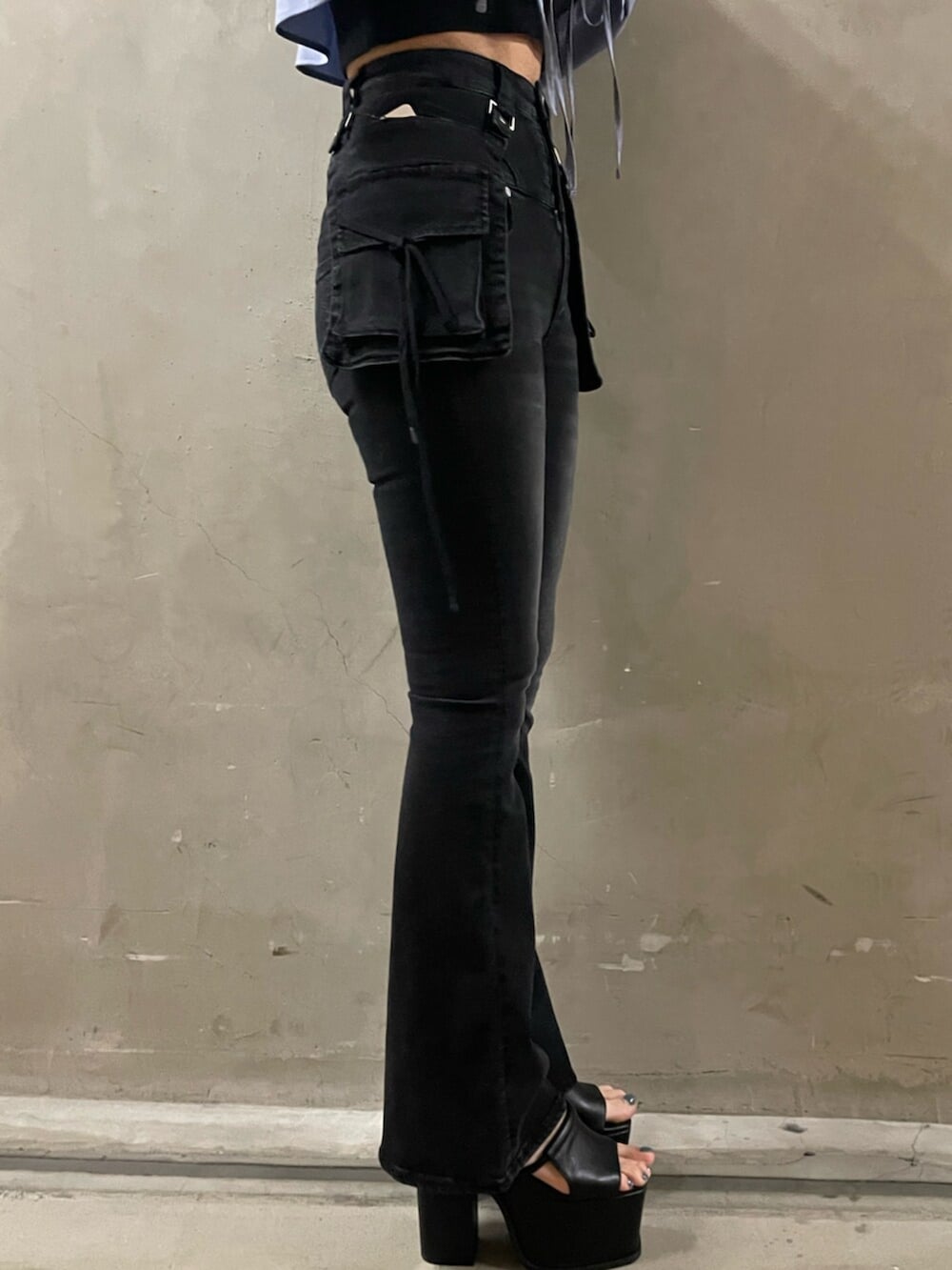 ブラック系のサンダル、ブラック系のTシャツ/カットソー、ブルー系のシャツ/ブラウスを着用したレディースの春コーディネートの7枚目の写真