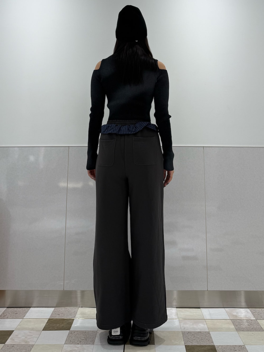 ブラック系のニット/セーター、グレー系のスウェットパンツ、ブラック系のスニーカーを着用したレディースの冬コーディネートの3枚目の写真