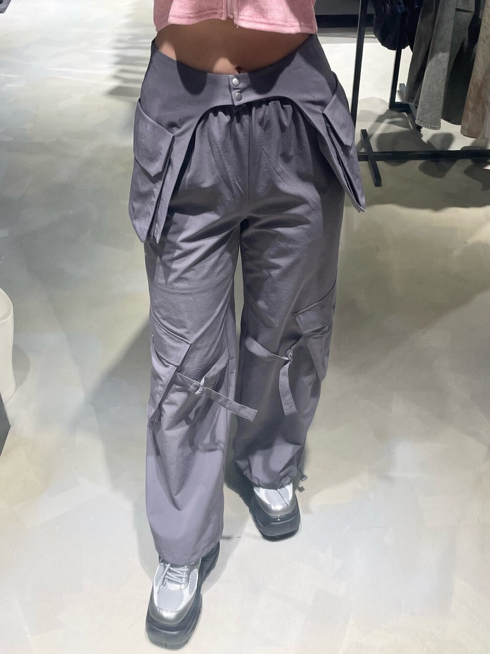 ピンク系のTシャツ/カットソー、グレー系のその他パンツ、シルバー系のスニーカーを着用したレディースの春コーディネートの6枚目の写真