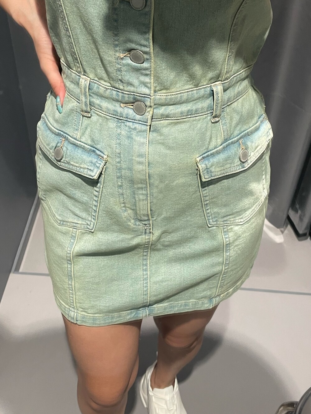 ブルー系のワンピース、ホワイト系のサンダル、シルバー系のネックレスを着用したレディースの夏コーディネートの6枚目の写真