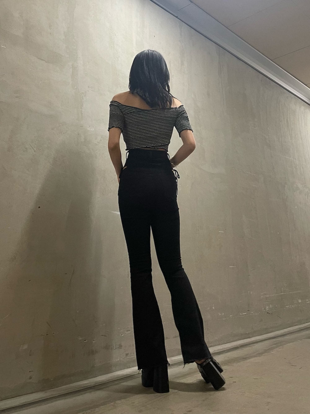 その他のTシャツ/カットソー、ブラック系のデニムパンツ、ブラック系のサンダルを着用したレディースの夏コーディネートの6枚目の写真