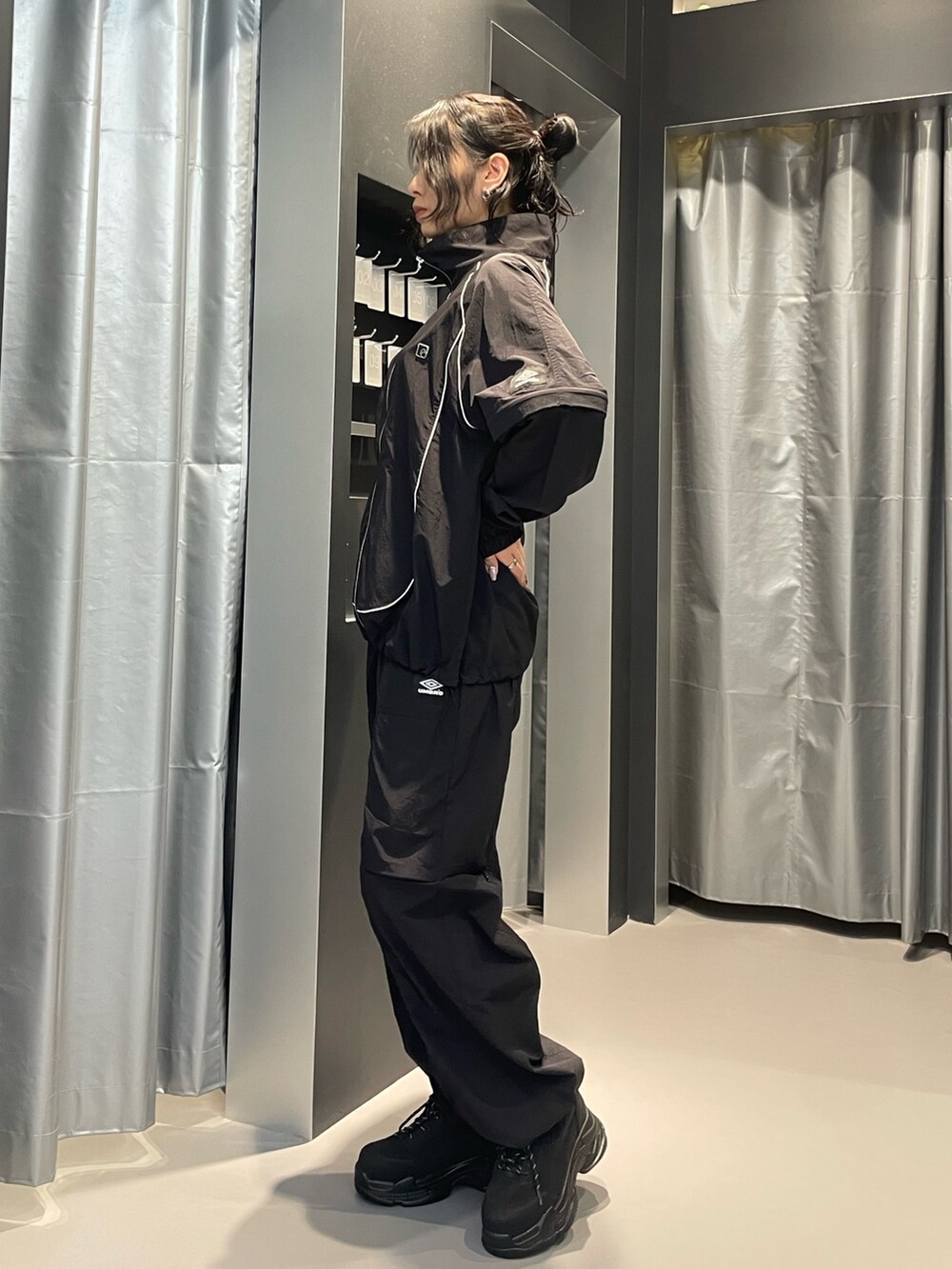 ブラック系のブルゾン、ブラック系のその他パンツ、ブラック系のスニーカーを着用したレディースの春コーディネートの2枚目の写真