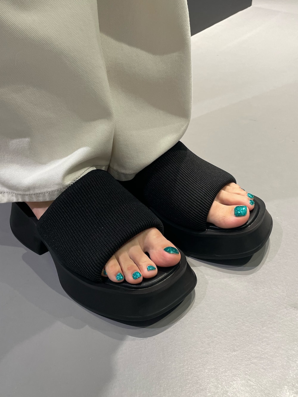 ブラック系のTシャツ/カットソー、ブルー系のデニムパンツ、ブラック系のショルダーバッグを着用したレディースの夏コーディネートの10枚目の写真