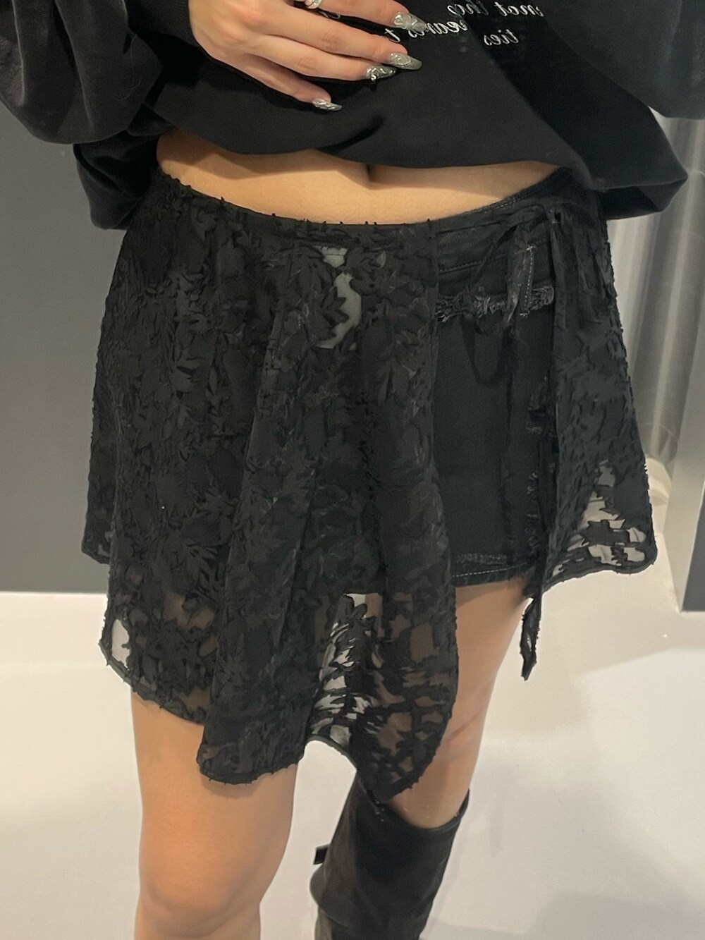 ブラック系のスウェット、ブラック系のスカート、ブラック系のスカートを着用したレディースの冬コーディネートの6枚目の写真