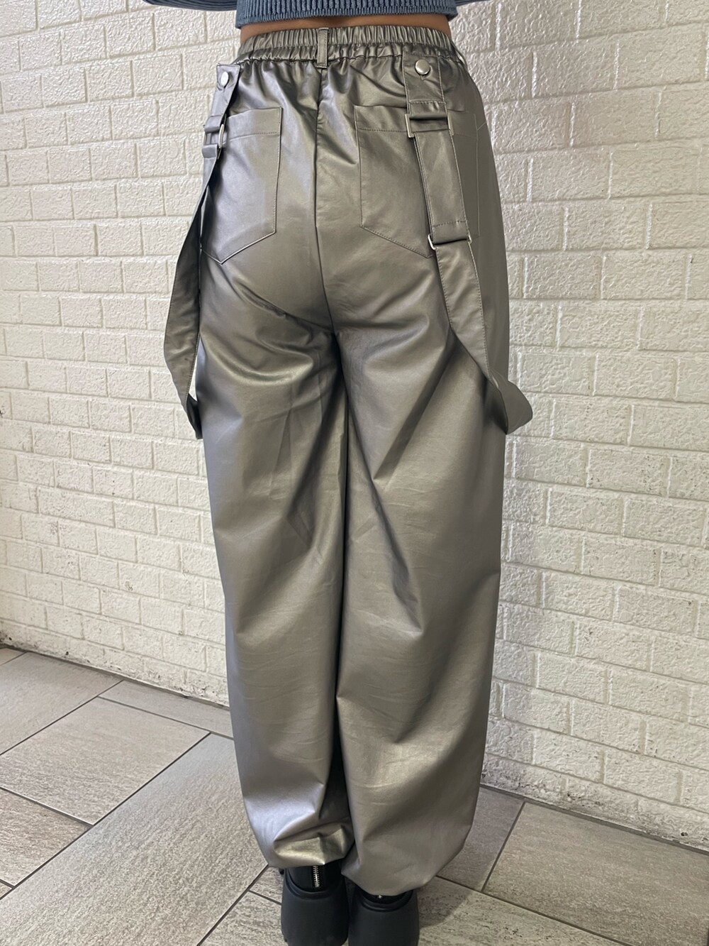ブルー系のニット/セーター、シルバー系のその他パンツ、ブラック系のブーツを着用したレディースの冬コーディネートの9枚目の写真