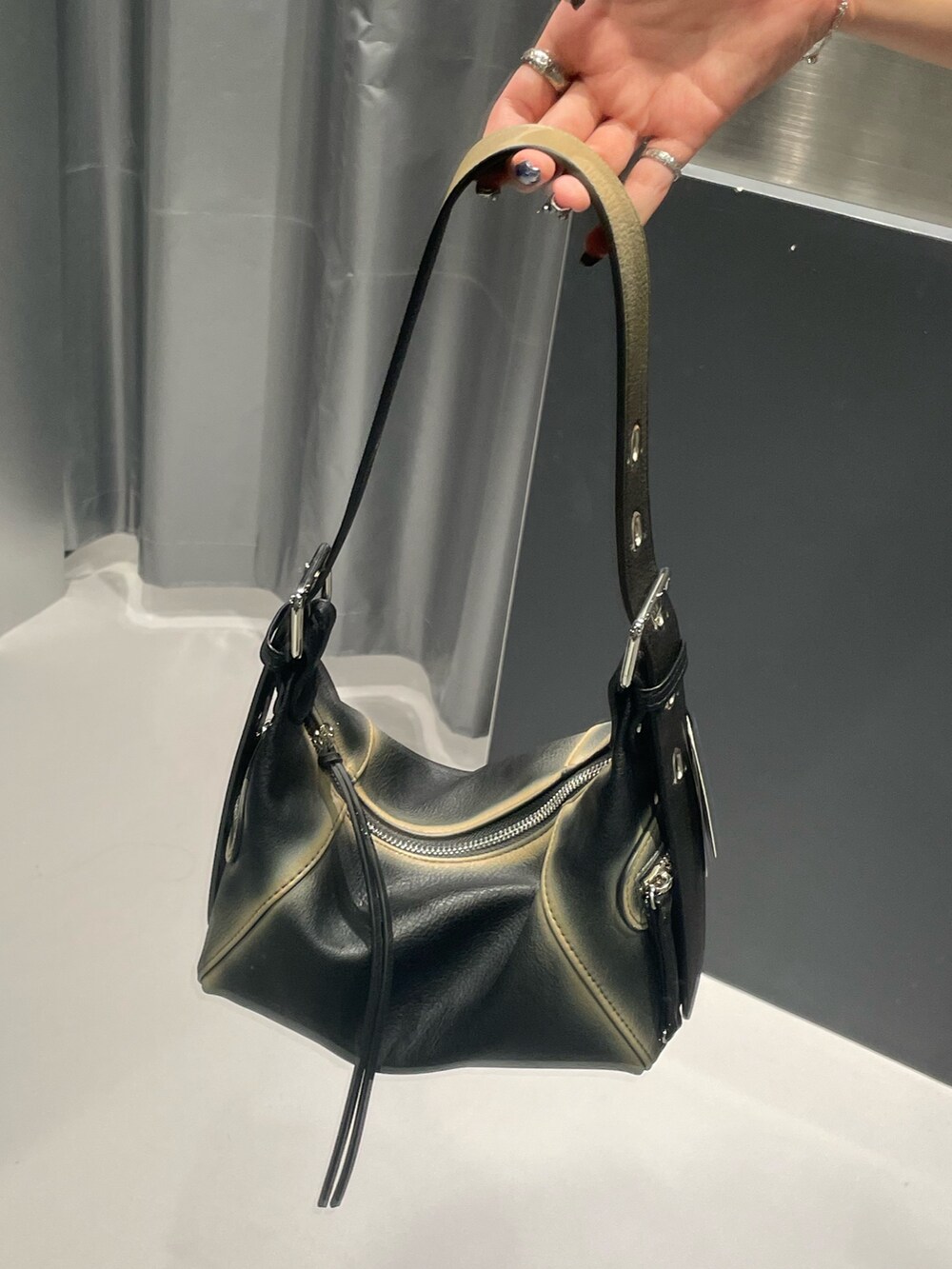 ピンク系のニット/セーター、グレー系のスカート、ブラック系のハンドバッグを着用したレディースの夏コーディネートの8枚目の写真