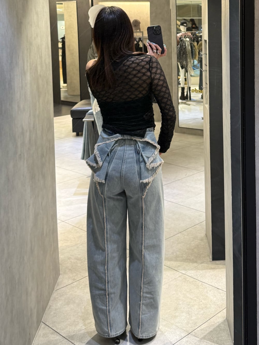 ブラック系のTシャツ/カットソー、ブルー系のデニムパンツ、ブラック系のスニーカーを着用したレディースの春コーディネートの3枚目の写真