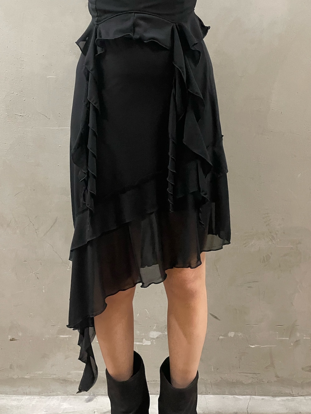 「EMODA、モノトーン、モノトーンコーデ、高身長女子、高身長コーデ、骨格ストレート、モード、モードカジュアル、レイヤードスタイル、Tシャツ、キャミソール、スカート、デニム、デニムコーデ、グラデーション」｜「EMODAのスタッズベルトハンチングキャップ（ハンチング/ベレー帽、グレー系）」を使った、菅谷レイナさん（骨格ストレート・レディース・168cm）の春コーディネートの6枚目の写真