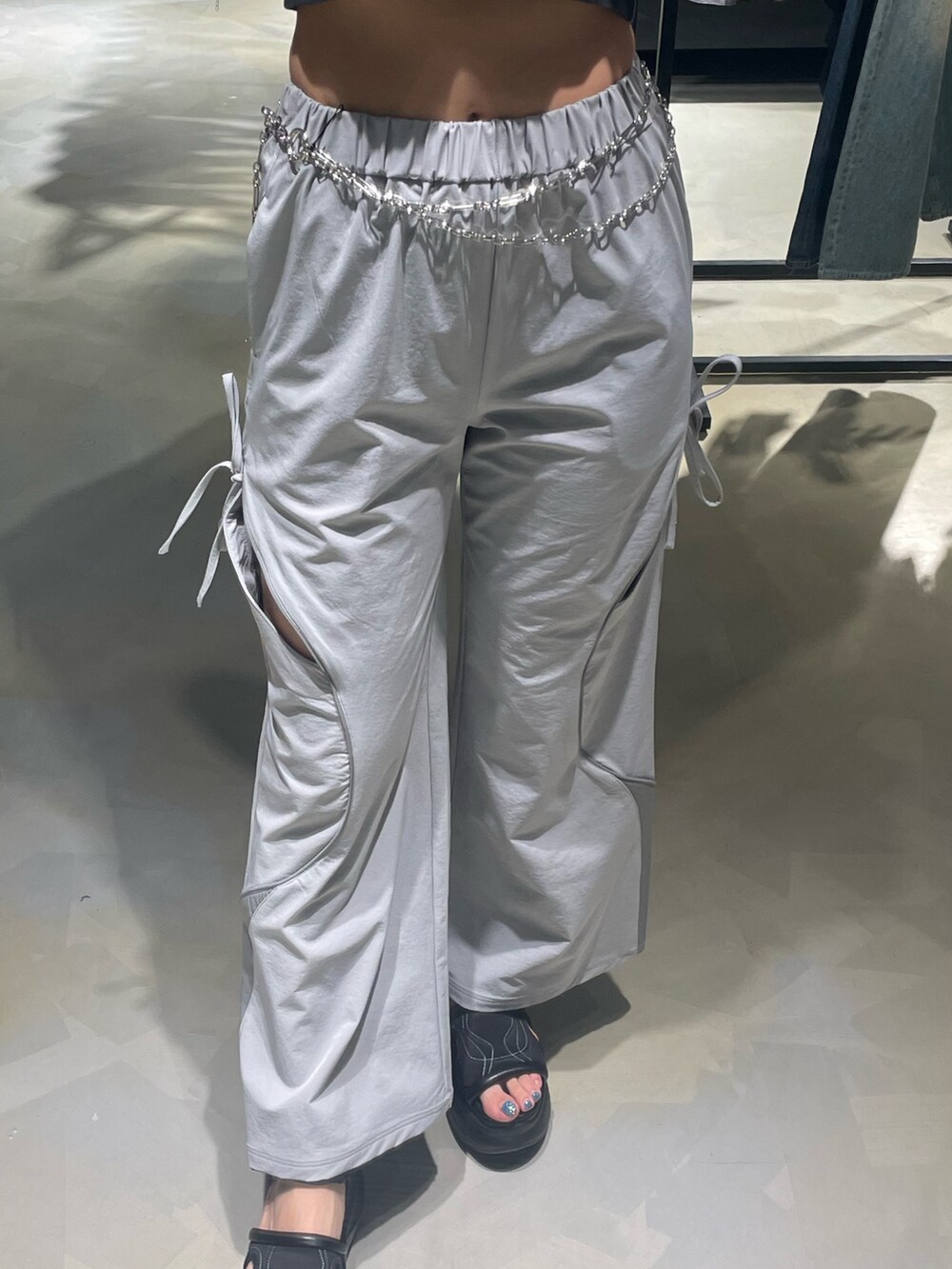 「EMODA、カジュアルコーデ、カジュアル、Tシャツコーデ、Tシャツ、夏コーデ、ラクチンコーデ、高身長女子、高身長コーデ、骨格ストレート、ナイロンパンツ、厚底サンダル、サンダルコーデ、サンダル、シンプルコーデ」｜「EMODAのハートビーズネックレス（ネックレス、シルバー系）」を使った、菅谷レイナさん（骨格ストレート・レディース・168cm）の春コーディネートの6枚目の写真