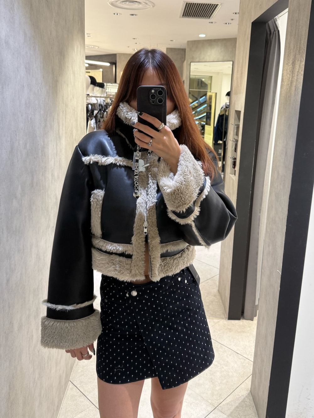 その他のブルゾン、ブルー系のスカート、ブラック系のブーツを着用したレディースの秋コーディネートの4枚目の写真