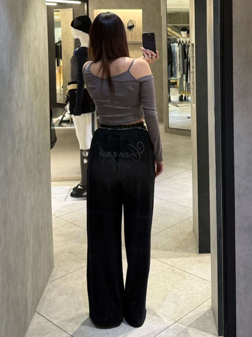 グレー系のTシャツ/カットソー、ブラック系のスウェットパンツ、ブラック系のスニーカーを着用したレディースの春コーディネートの3枚目の写真