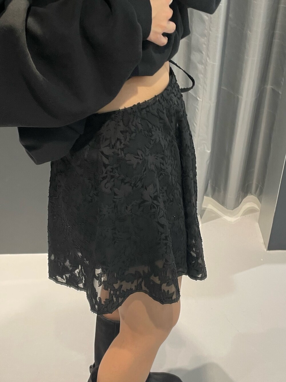 ブラック系のスウェット、ブラック系のスカート、ブラック系のスカートを着用したレディースの冬コーディネートの7枚目の写真