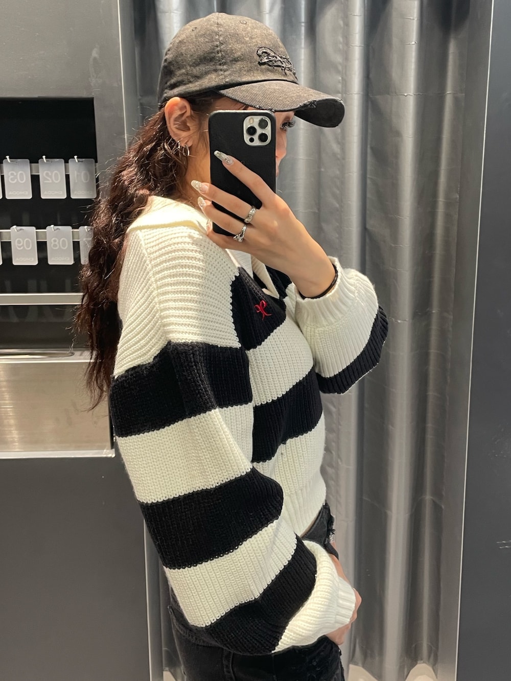 その他のニット/セーター、ブラック系のスカート、ブラック系のブーツを着用したレディースの冬コーディネートの4枚目の写真