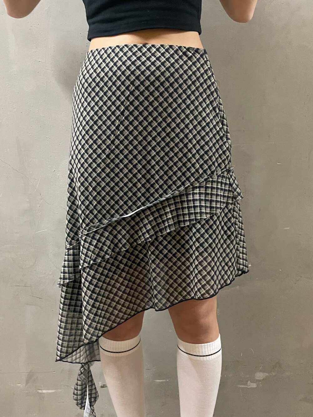 ブラック系のTシャツ/カットソー、その他のスカート、ブラック系のサンダルを着用したレディースの春コーディネートの7枚目の写真