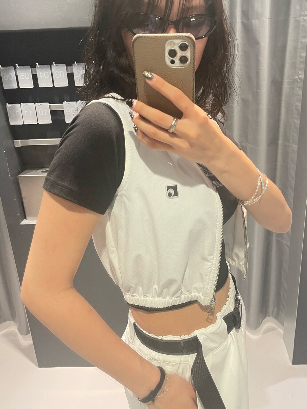 ブラック系のTシャツ/カットソー、ホワイト系のタンクトップ、ホワイト系のその他パンツを着用したレディースの夏コーディネートの5枚目の写真