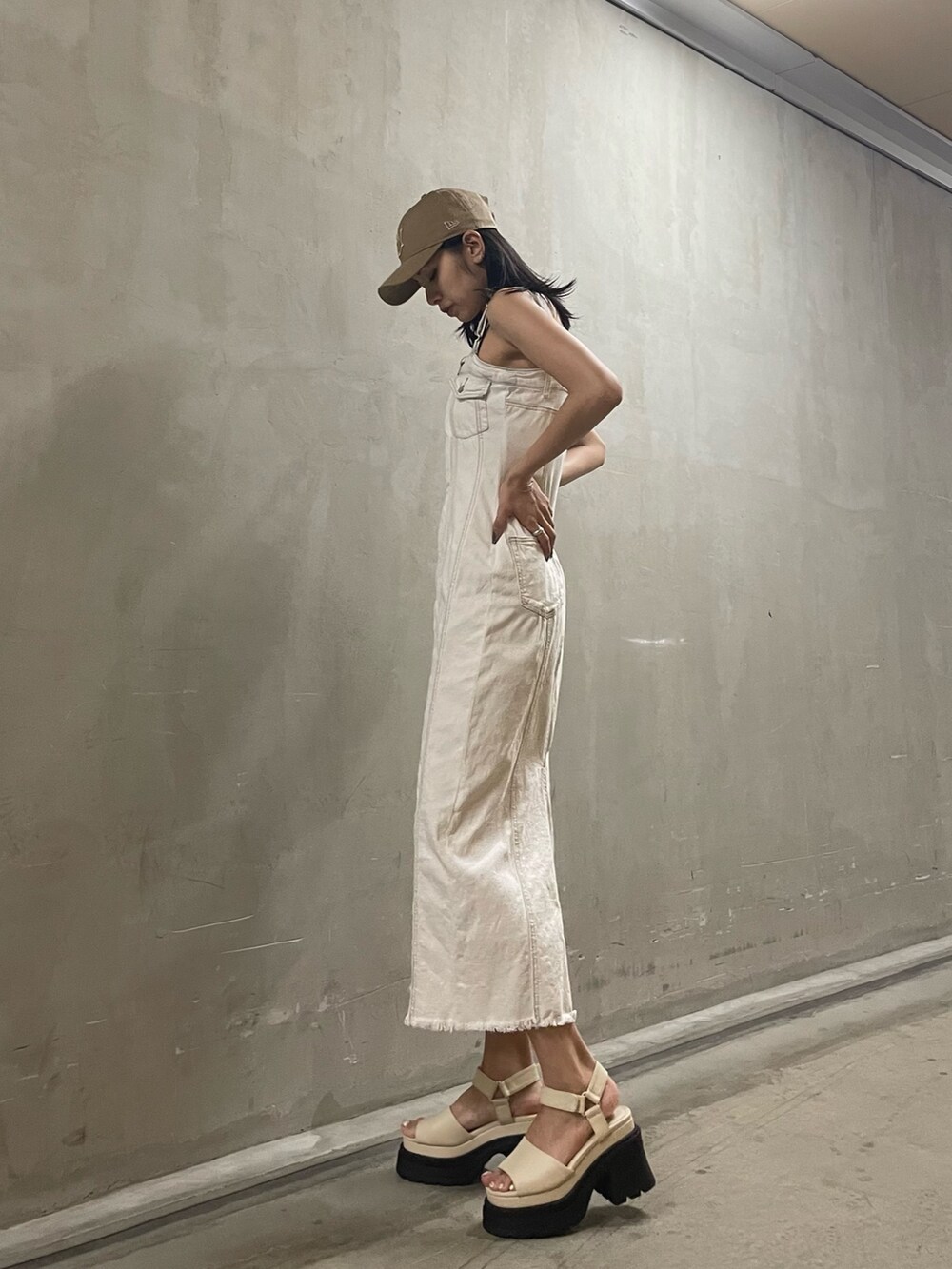 ブラック系のTシャツ/カットソー、ホワイト系のワンピース、ホワイト系のサンダルを着用したレディースの夏コーディネートの2枚目の写真