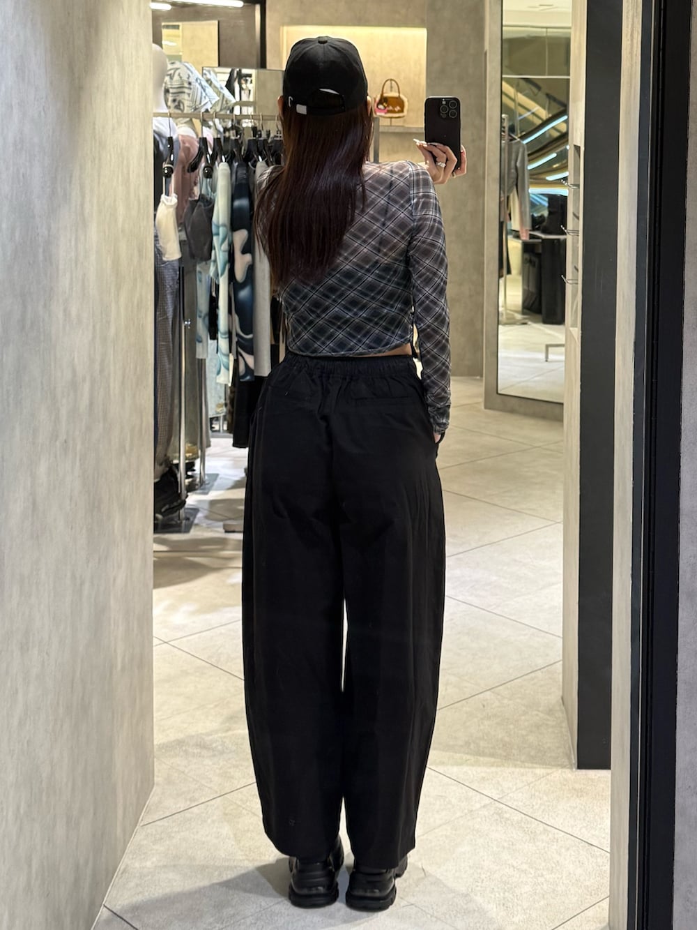 ブラック系のTシャツ/カットソー、ブラック系のその他パンツ、ブラック系のスニーカーを着用したレディースの春コーディネートの3枚目の写真