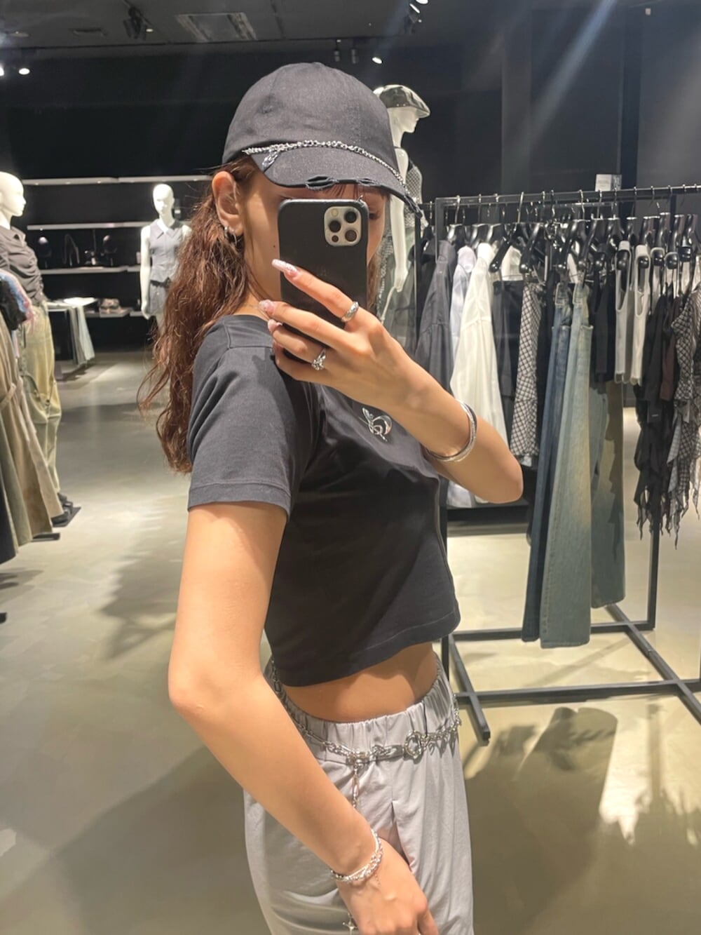 ブラック系のTシャツ/カットソー、グレー系のその他パンツ、ブラック系のサンダルを着用したレディースの春コーディネートの5枚目の写真