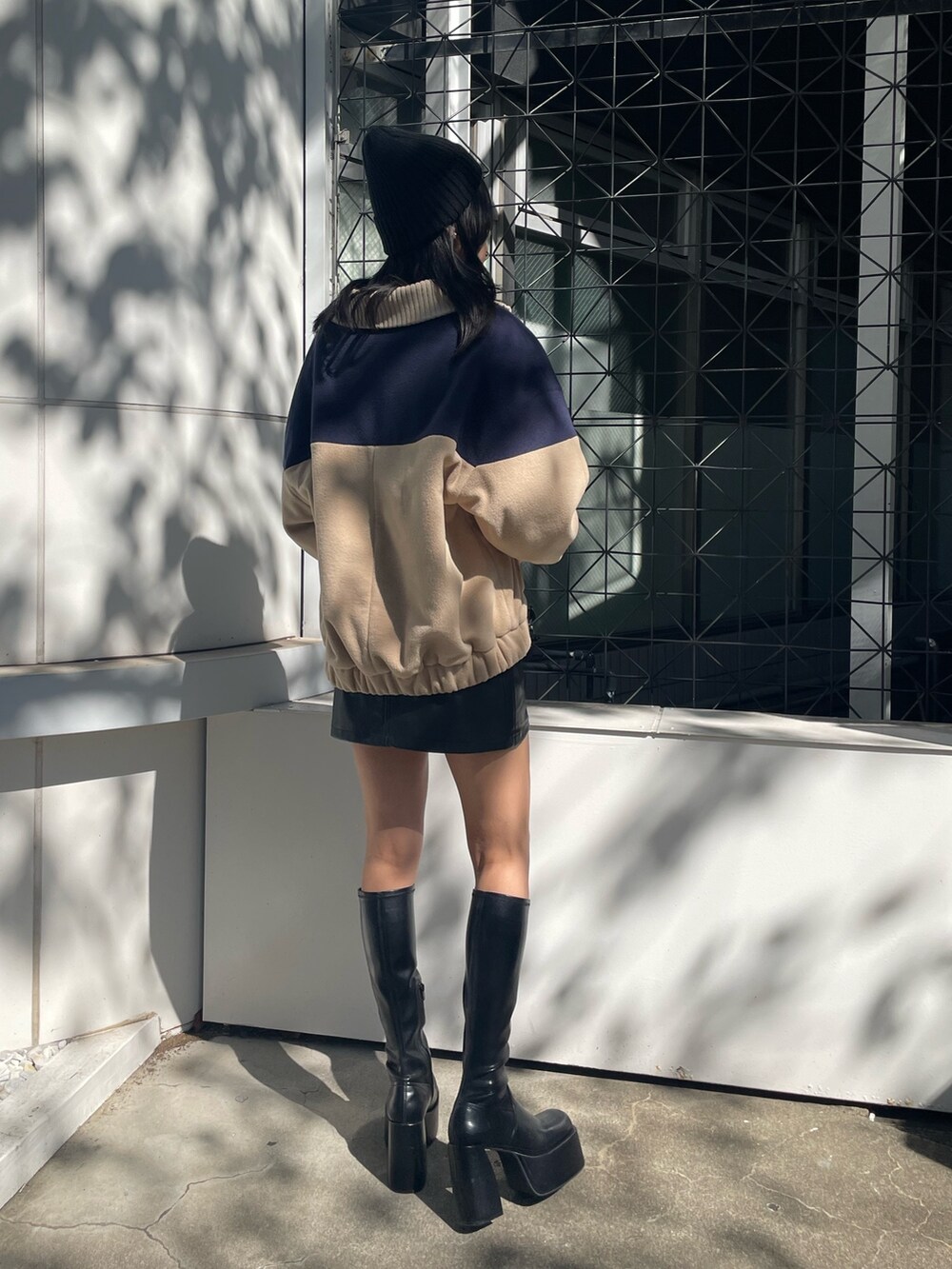 ブルー系のブルゾン、ホワイト系のニット/セーター、その他のスカートを着用したレディースの秋コーディネートの4枚目の写真