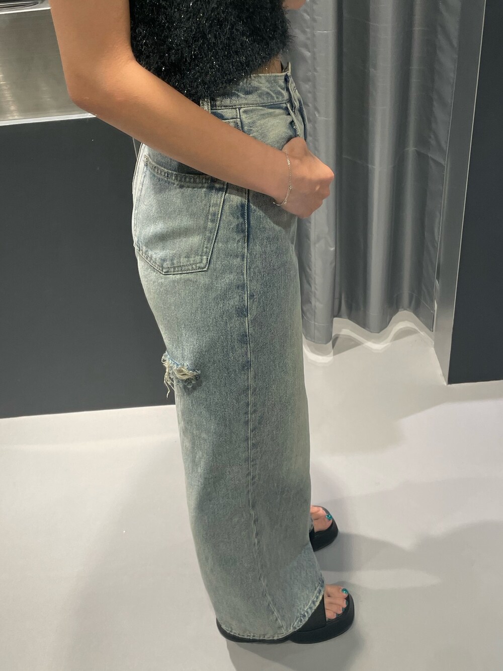 ホワイト系のTシャツ/カットソー、ブルー系のデニムパンツ、ブラック系のハンドバッグを着用したレディースの秋コーディネートの7枚目の写真