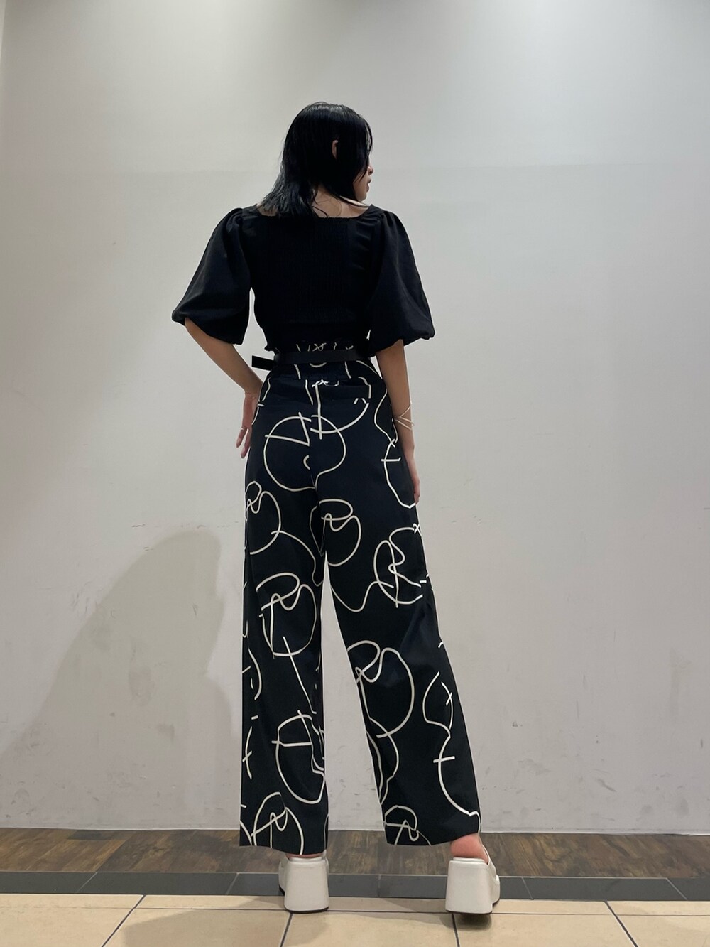 ブラック系のTシャツ/カットソー、その他のその他パンツ、ホワイト系のサンダルを着用したレディースの夏コーディネートの5枚目の写真