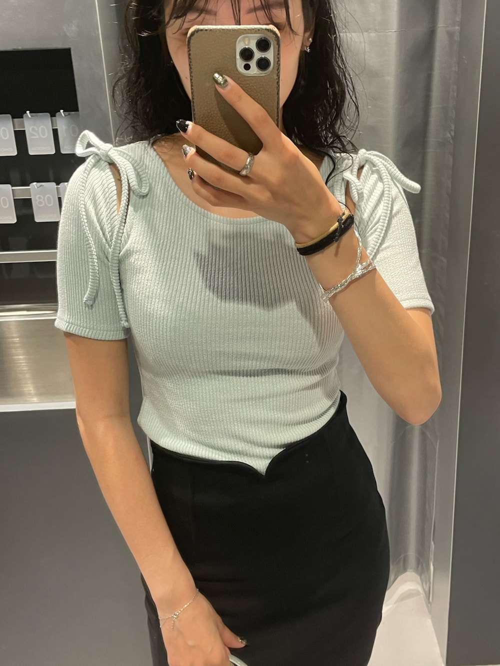 ブルー系のTシャツ/カットソー、グレー系のデニムスカート、ホワイト系のサンダルを着用したレディースの夏コーディネートの4枚目の写真