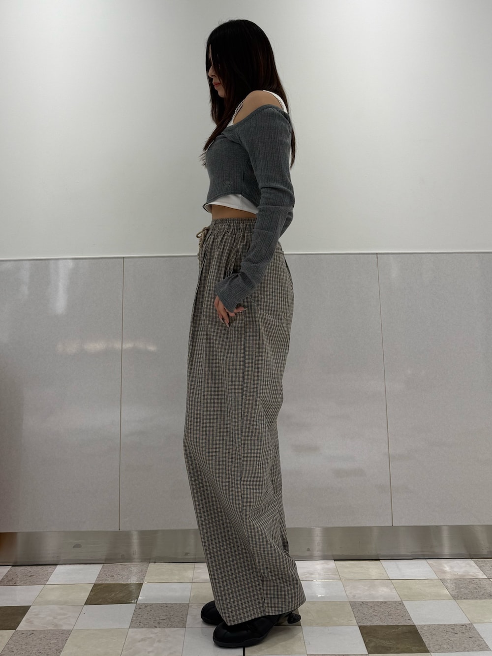 グレー系のTシャツ/カットソー、ベージュ系のその他パンツ、ブラック系のスニーカーを着用したレディースの春コーディネートの2枚目の写真