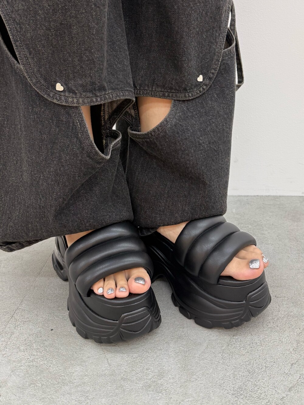 ブラック系のTシャツ/カットソー、グレー系のスカート、ブラック系のサンダルを着用したレディースの夏コーディネートの10枚目の写真